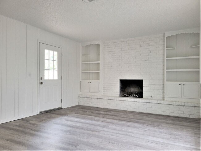 Building Photo - $150 off first FULL month's rent!