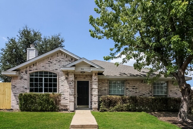 Building Photo - 903 Crestwood Dr
