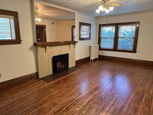Gran salón con chimenea eléctrica. - 705 2nd St NW
