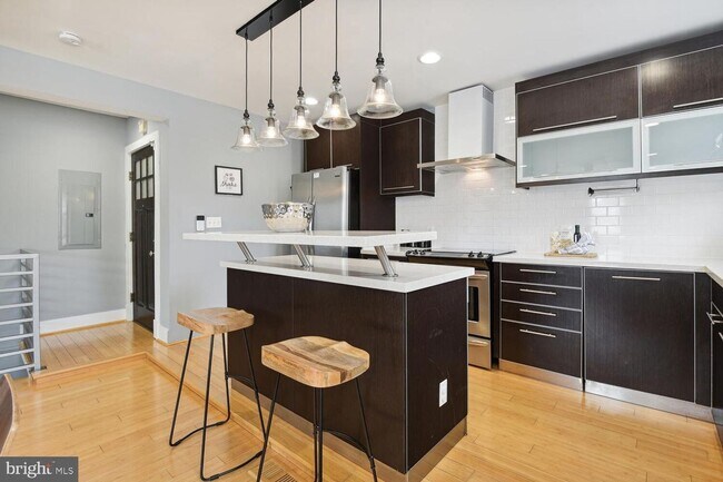 Building Photo - Beautiful 2 level condo with HUGE private ...
