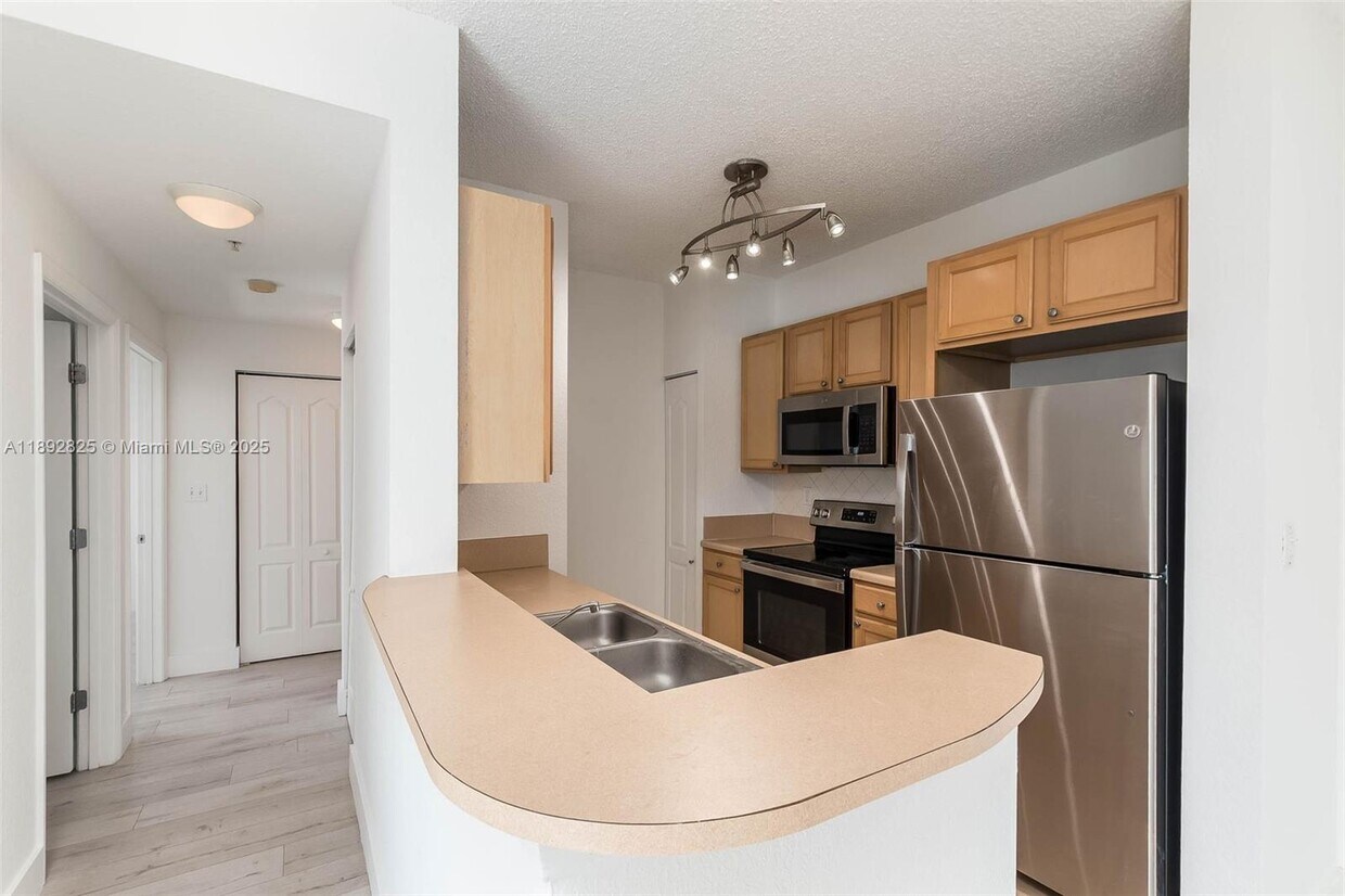 Foto principal - 6001 SW 70th St