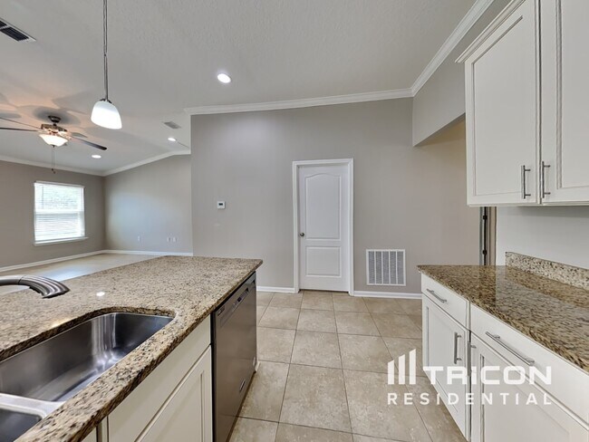 Foto del edificio - 414 Samara Lakes Pkwy
