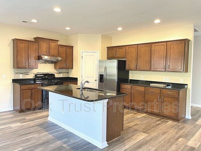 Foto del edificio - 4830 Hawkins Dr