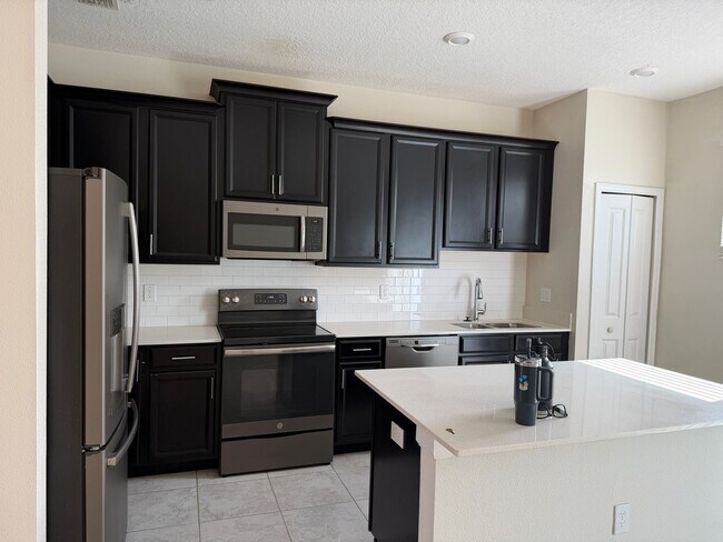 Foto del edificio - 3 bed 2.5 bath Townhouse in Storey Lake