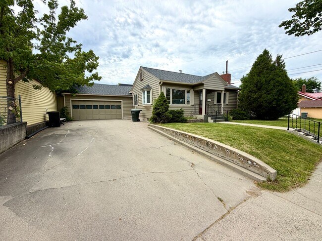 Foto del edificio - Pet Friendly 3 Bed 2 Bath Single Family Home with Attached Garage and Fully Fenced Yard!