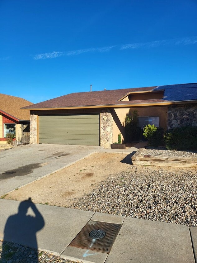 Building Photo - 1625/sf NE Home 3 Bedroom 2 Bath w  2 car garage