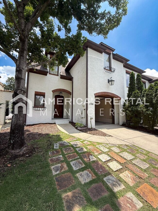 Foto del edificio - DEPOSIT PENDING! Elegant Townhome with Gar...