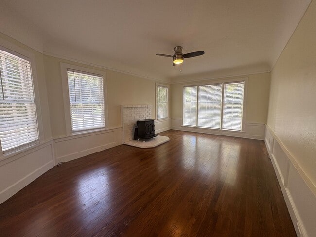 Building Photo - Charming 2 Bed / 2 Bath Cottage in Palo Alto