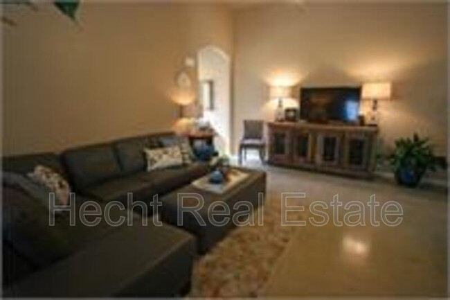 Foto del edificio - 2556 Pahmeyer Rd