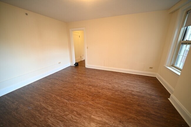 Building Photo - 1402 Beacon St