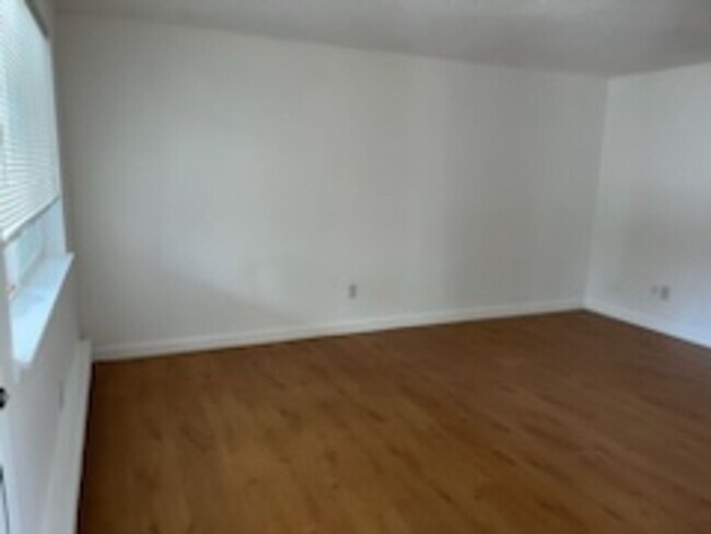 Building Photo - Charming 2 Bedroom 1 Bath Condo