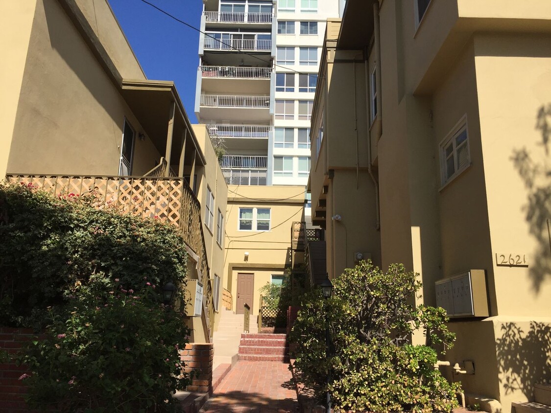 Primary Photo - Upper Spacious Bankers Hill Unit!