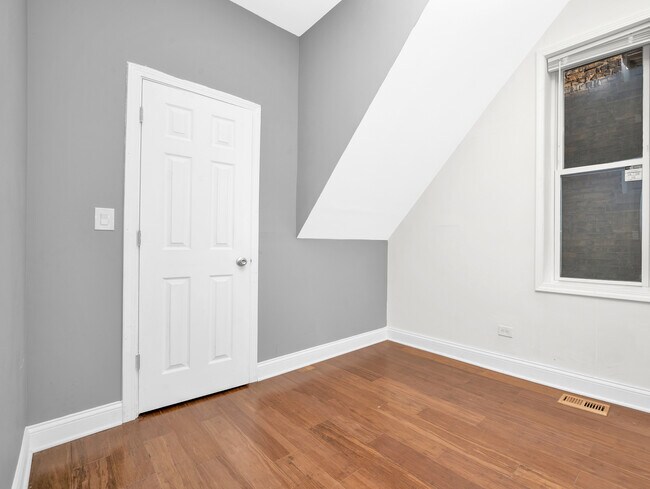 Building Photo - 5345 S Laflin St