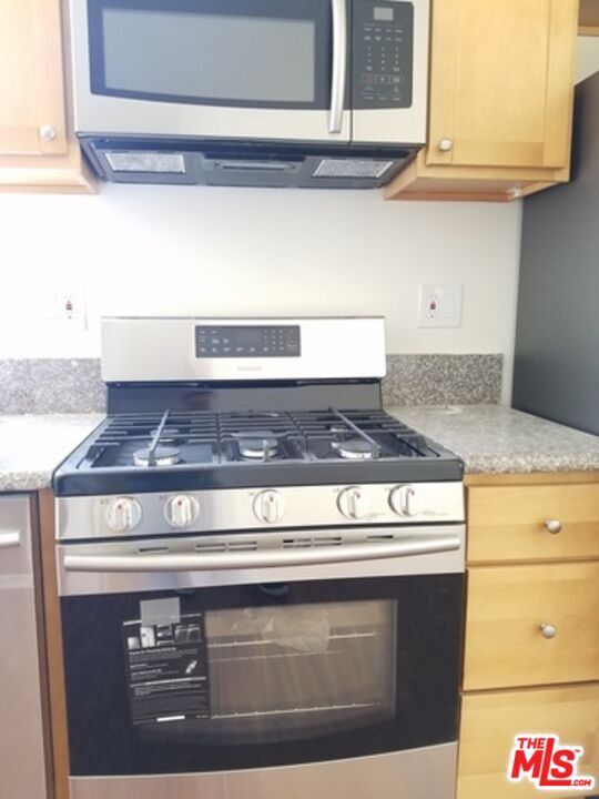 Foto del edificio - 607 N Hobart Blvd