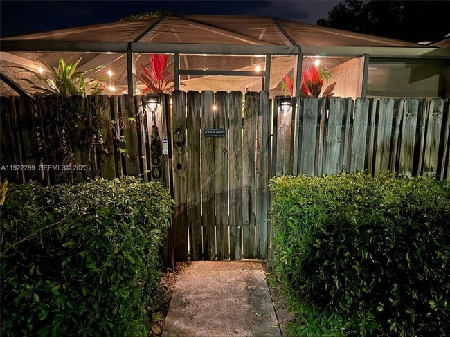 Foto del edificio - 13680 Yarmouth Ct