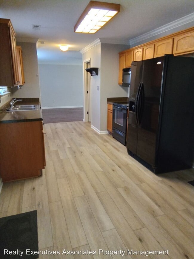 Building Photo - 3 br, 2.5 bath House - 6223 E McMillan Cre...