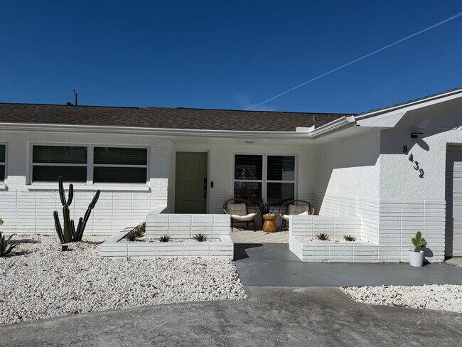 Foto del edificio - Stunning Seminole Home with Private Pool | 3 Bed / 2 Bath