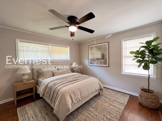 Building Photo - 3 Bed/1.5 Bath Home with Fenced Yard / Available Now!