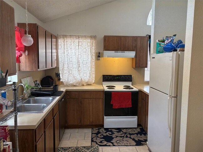 Foto del edificio - 8811 Pineridge Dr