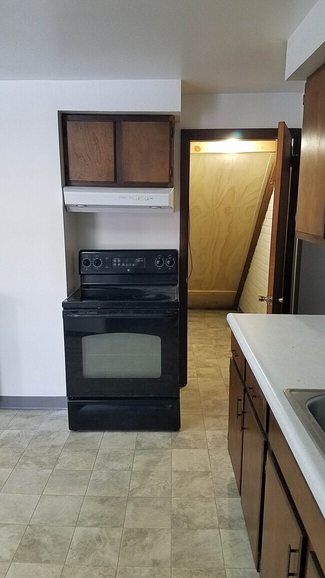 Kitchen Stove & Pantry - 188 E Main St