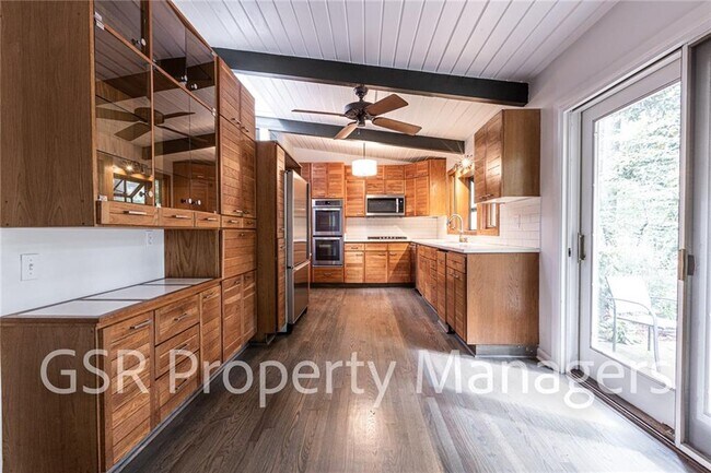 Building Photo - 2026 N Akin Dr NE