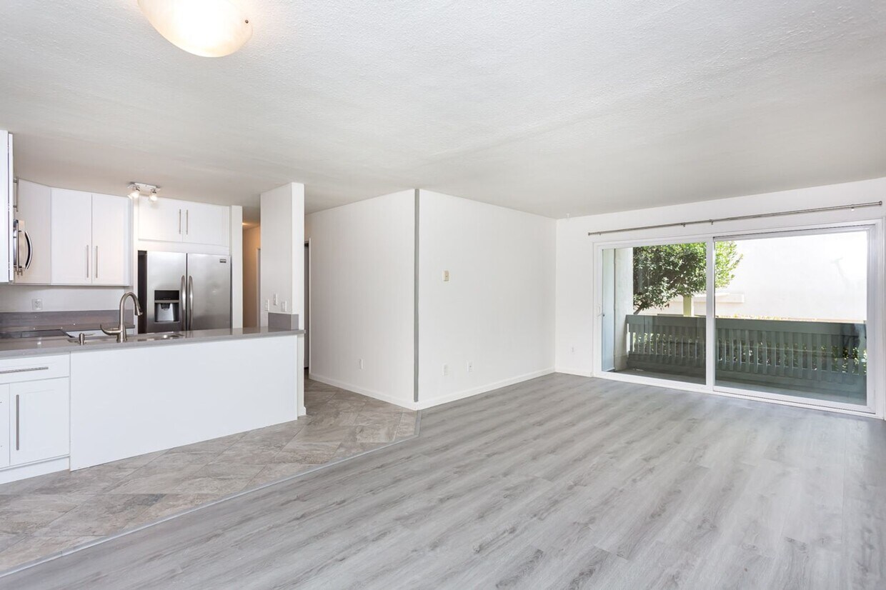 Primary Photo - Remodeled Bay-Ho Condo!