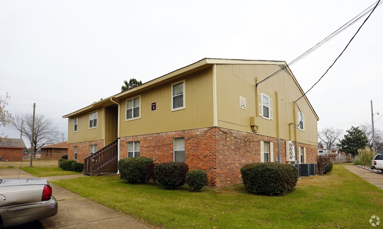 390 Ricks Dr, Canton, MS 39046 Apartments in Canton, MS