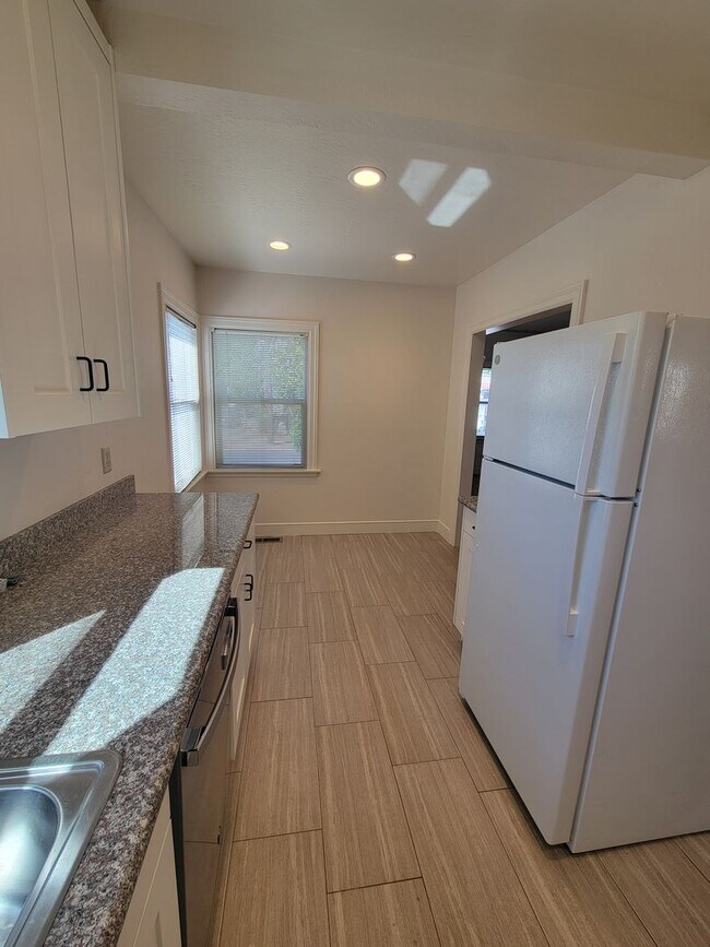 Building Photo - Spacious 2 Bedroom 1 Bath Duplex close to ...