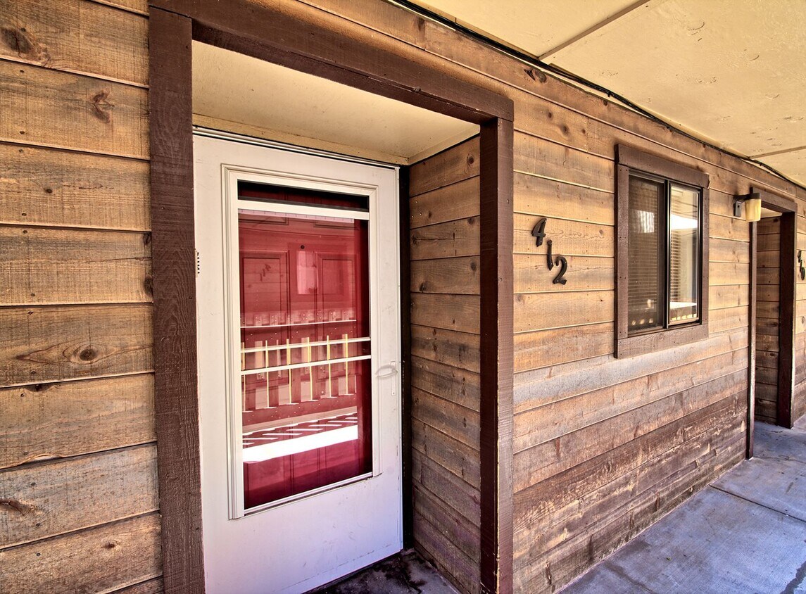 Foto principal - Cozy 2-Bedroom Condo Near CMU & St. Mary’s...
