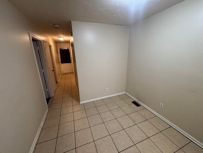 Building Photo - 1816 Chatsworth Dr