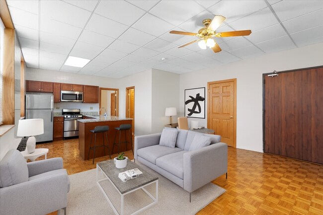 Foto del edificio - 620 W Belmont Ave
