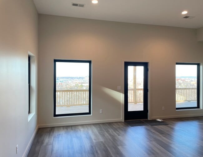 Building Photo - 1316 18th Ave S