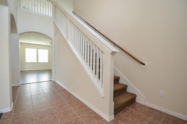 Building Photo - 2827 Lakecrest Forest Dr