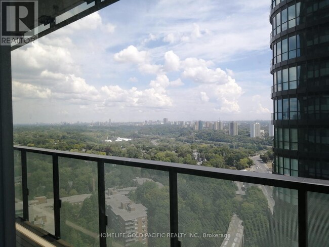 Photo du bâtiment - 575-2575 Bloor St E