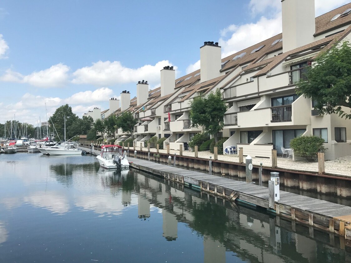 Direct Waterfront Unit - 105 Harbor Dr