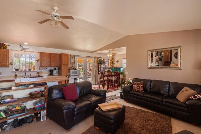 Building Photo - 826 E Tamarack Dr