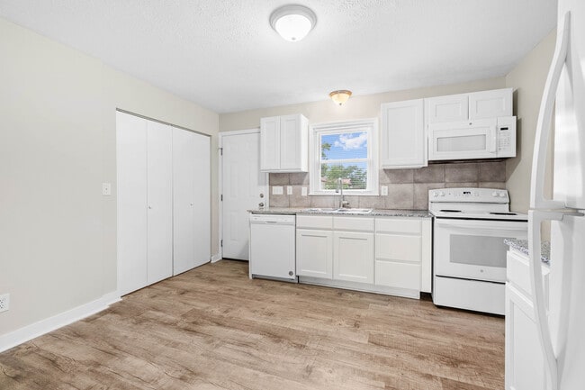 Building Photo - Lakeshore Harbour Townhomes