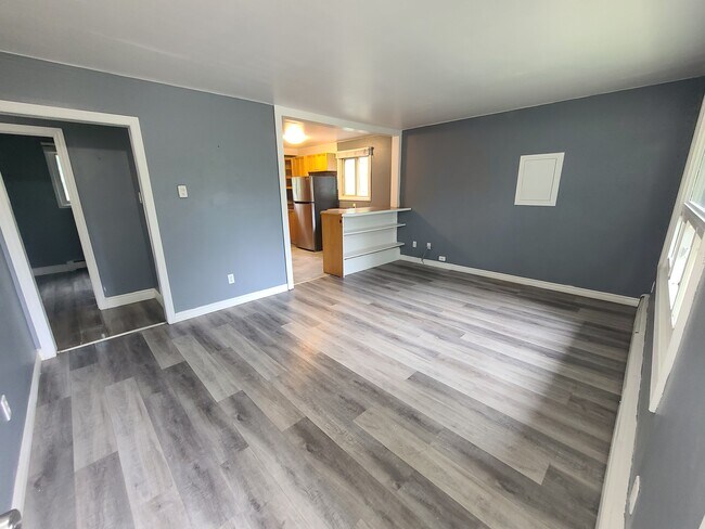 Photo du bâtiment - Carling Heights Apartment * 2 Bdrm + DEN * Move in NOW!!