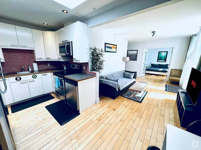 Building Photo - 4850 Rue Sainte-Catherine E