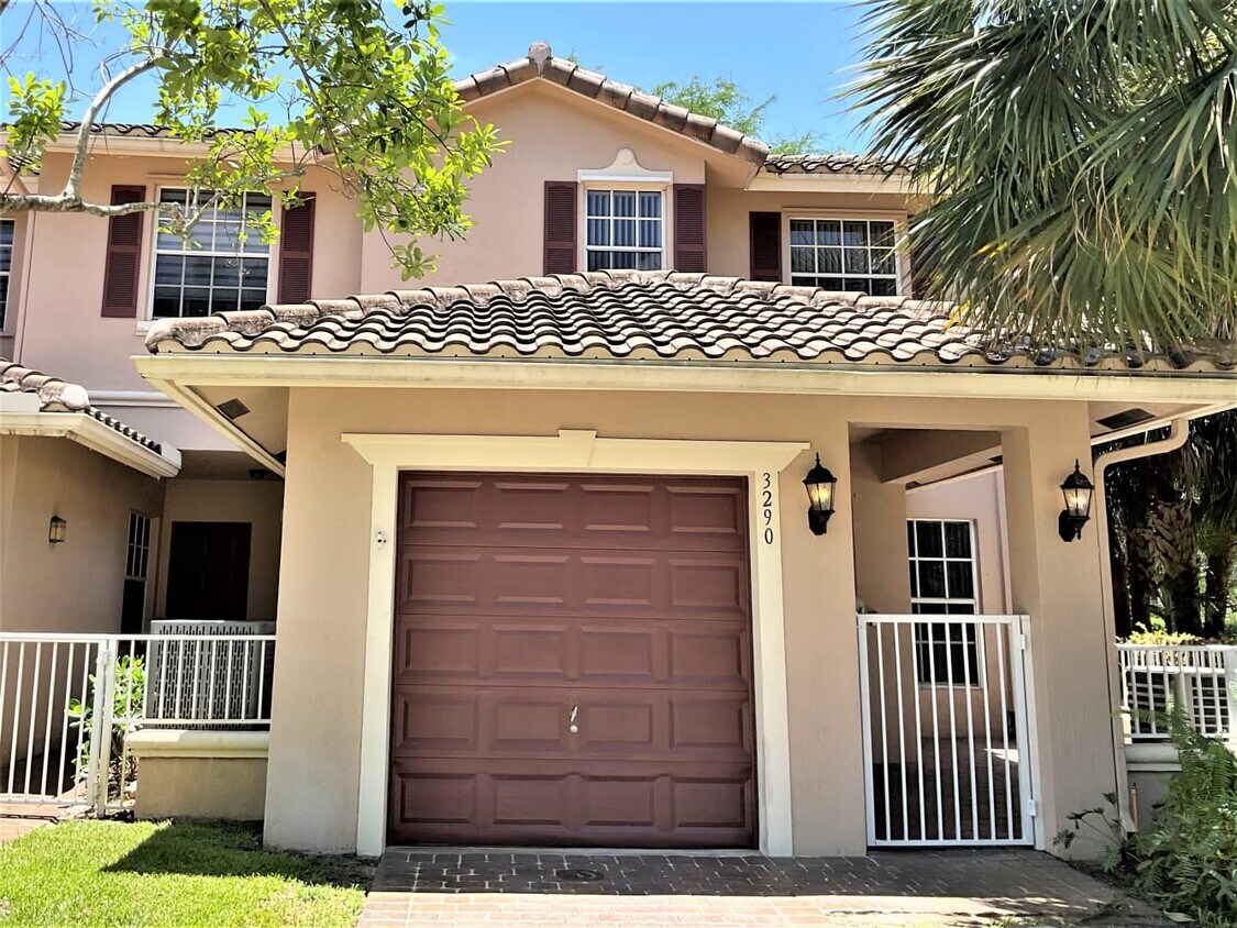 Primary Photo - 3290 Fairway Cir