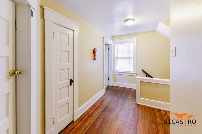 Building Photo - 2097 Summit St