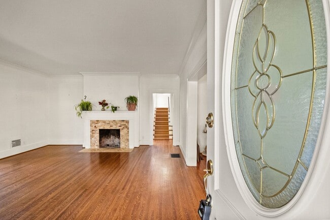 Foto del edificio - 4 Bed 2 Bath Home with a large backyard an...