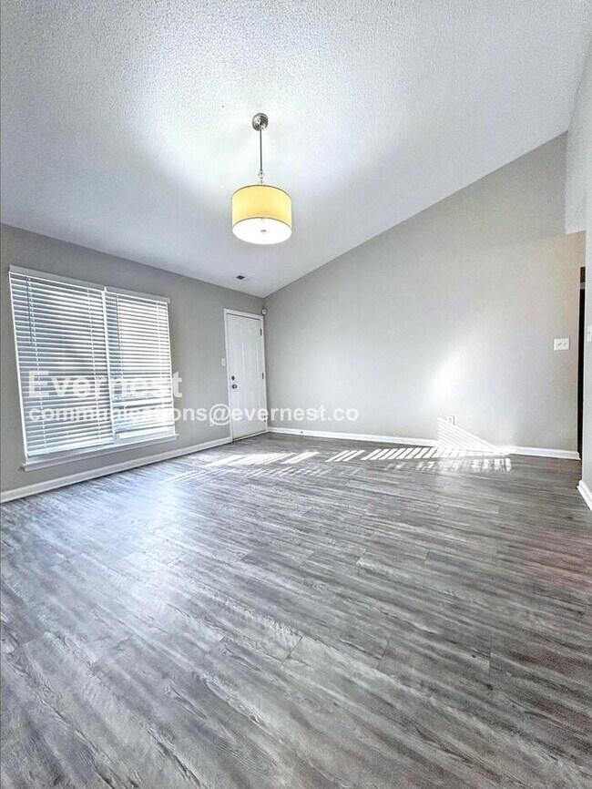 Foto del edificio - Limited Time Special Offer / 3 Bed, 2 Bath Home with Attached Garage and Hookups