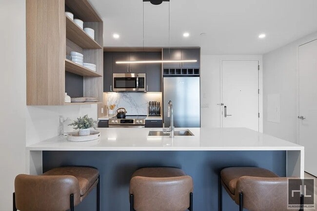 Building Photo - Luxurious Woodside 2 Bedroom/2 Bath  with Views!