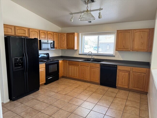 Building Photo - Beautiful Home for Rent in Goodyear!