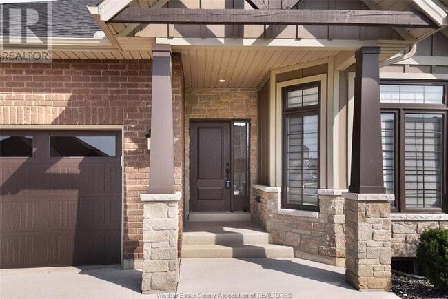 Building Photo - 153 Blue Jay Cres