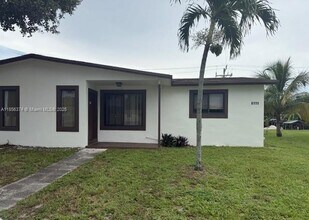 Building Photo - 6111 SW 39th Ct