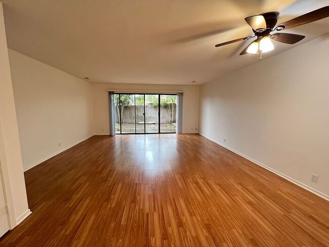 Building Photo - 2BD/2.5BA Townhouse w/ New Appliances & HV...