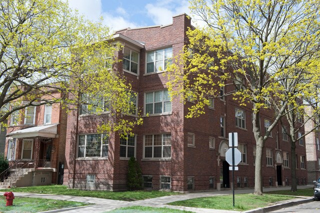 Primary Photo - 3341 W Sunnyside Ave