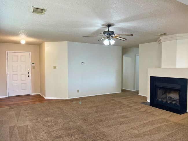 Foto del edificio - Charming 3 Bedroom Home with Fireplace in Meadow Brook Converse